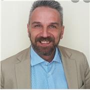 Laureato in sociologia, diplomato in counseling somato-relazionale, laureando in psicologia impartisce lezioni di psicologia e/o sostegno in materie umanistiche